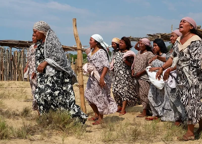 Mujeres wayuu liderando ceremonia tradicional ante su comunidad