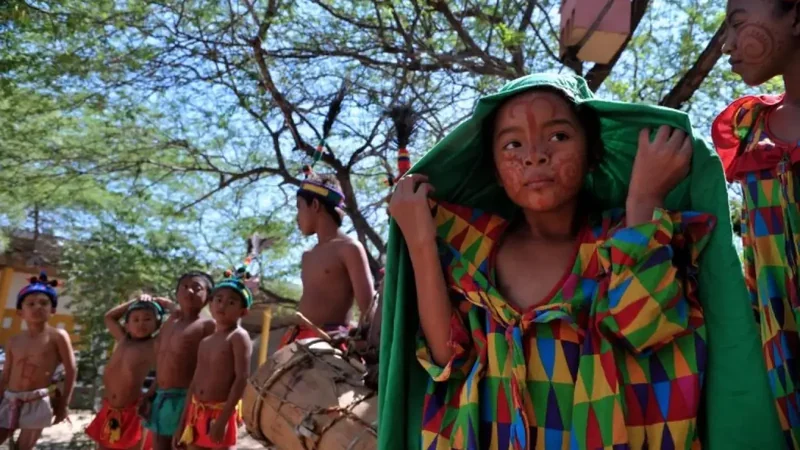 Niños wayuu vestidos con colores y símbolos tradicionales