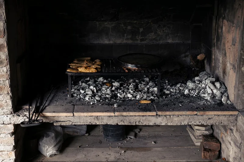 Arepas planas cocinadas en carbón sobre fogón artesanal en La Guajira