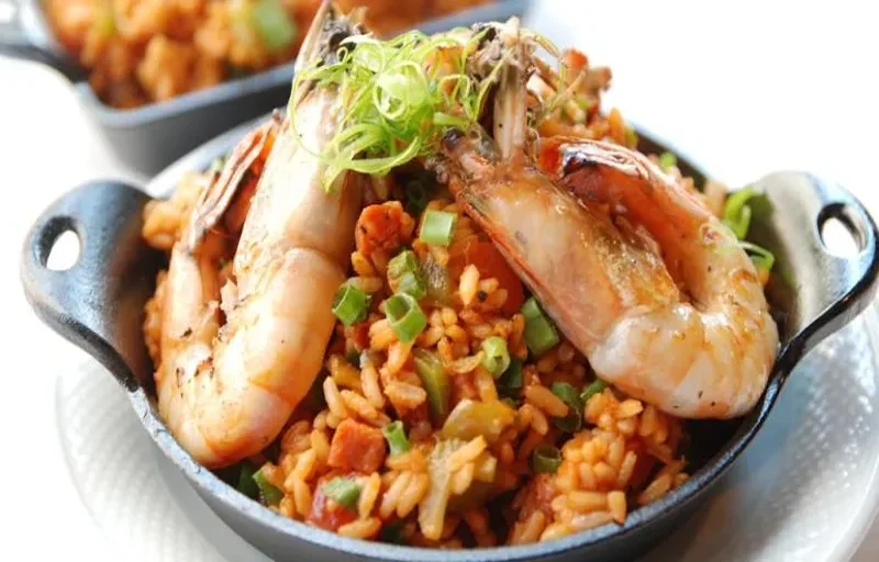 Arroz con mariscos frescos servido en plato de hierro estilo guajiro costero