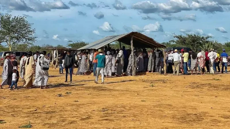 Encuentro comunitario wayuu en espacio abierto bajo sombra