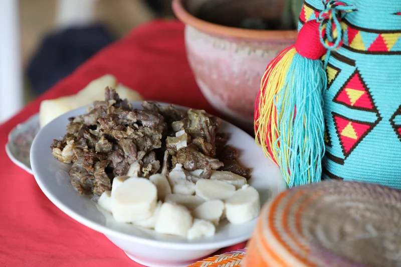 Friche tradicional servido junto a acompañamientos y elementos artesanales Wayuu