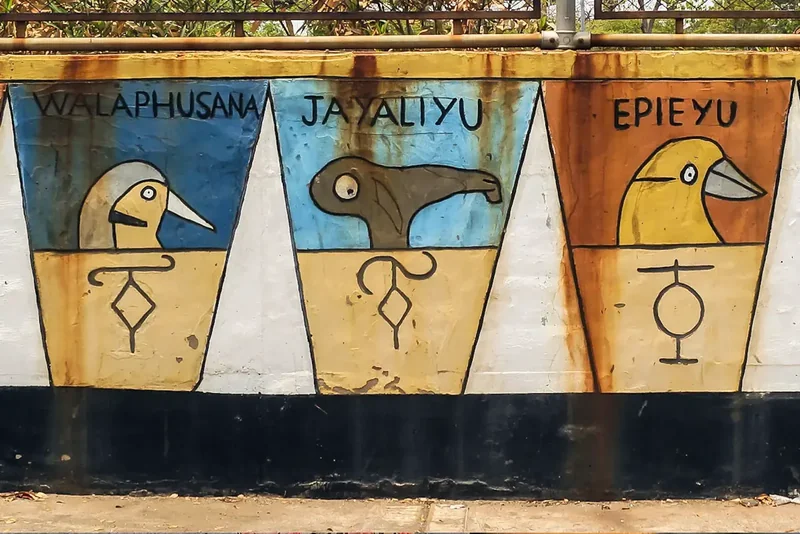 Símbolos wayuu pintados en mural con animales y clanes