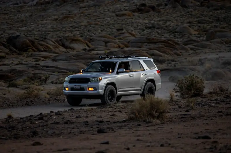 Camioneta 4x4 usada en tours turísticos avanzando por carretera desértica en el norte de Colombia