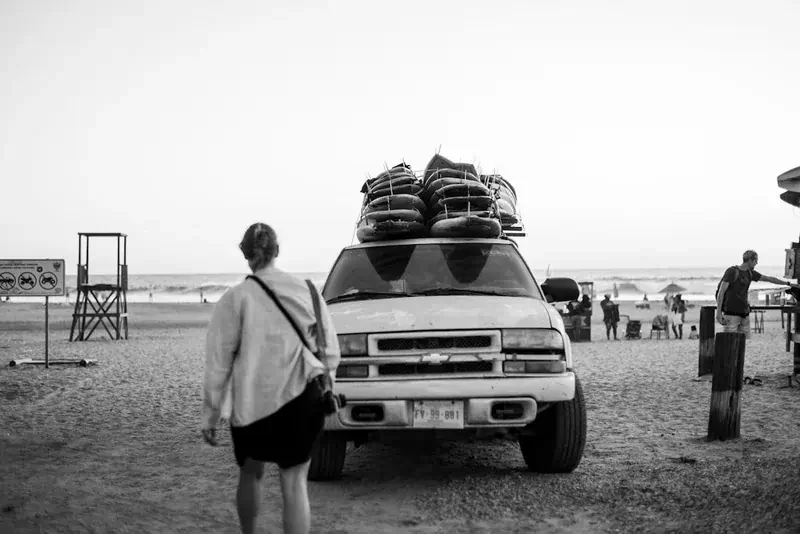 Camioneta 4x4 sobre la arena, utilizada por viajeros para recorrer rutas en la Alta Guajira