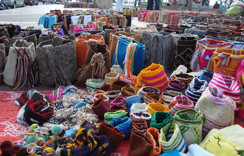 Mochilas Wayuu de colores exhibidas en un mercado artesanal