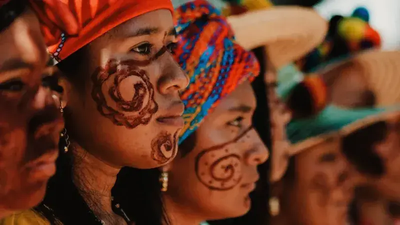 Mujeres wayuu con pintura tradicional en el rostro, símbolo de identidad y respeto cultural