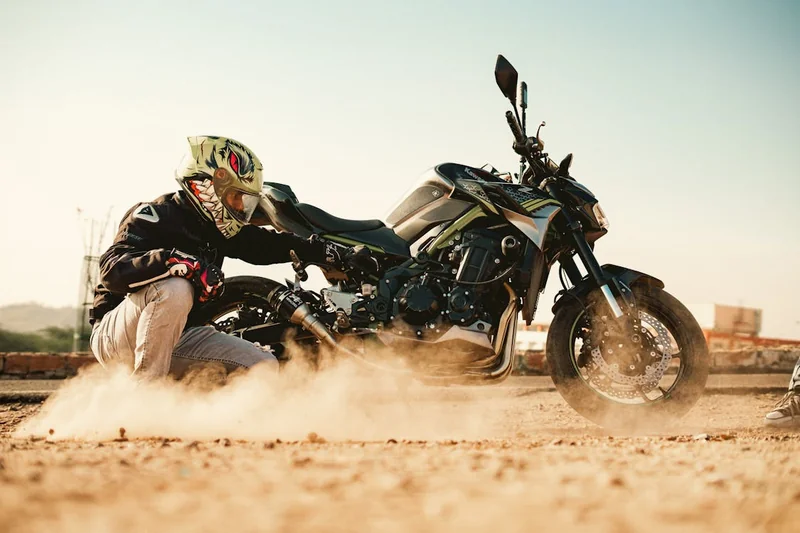 Motociclista maniobrando en terreno arenoso durante ruta exigente en La Guajira 2025