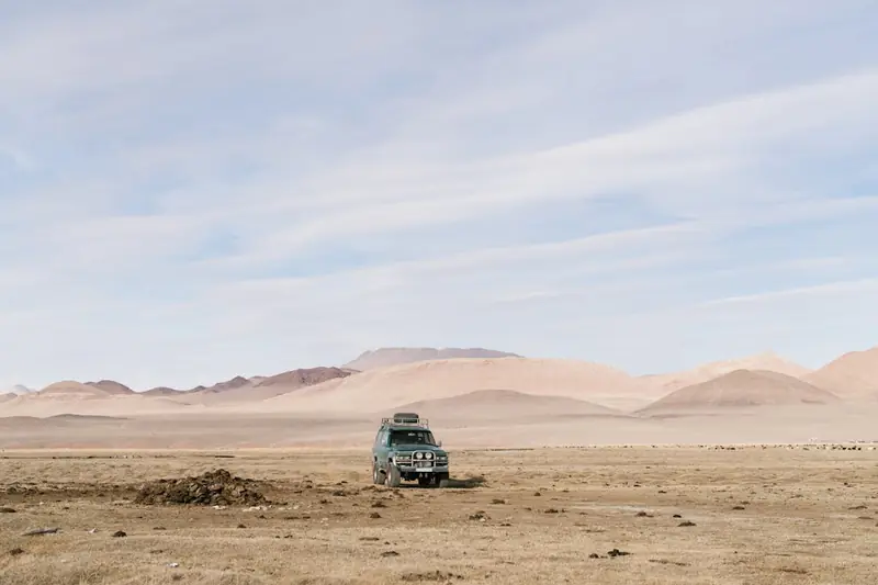 Camioneta todo terreno avanzando por un paisaje desértico rumbo a atractivos turísticos del norte colombiano
