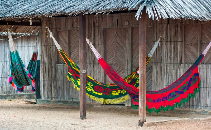Chinchorros Wayuu colgados en alojamientos tradicionales de Uribia para descanso de viajeros