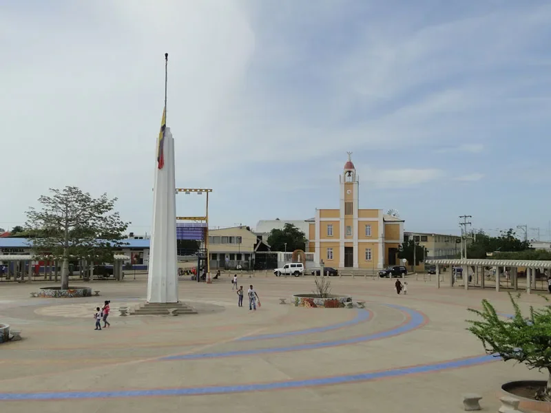 Plaza central de Uribia con obelisco e iglesia Nuestra Señora del Carmen