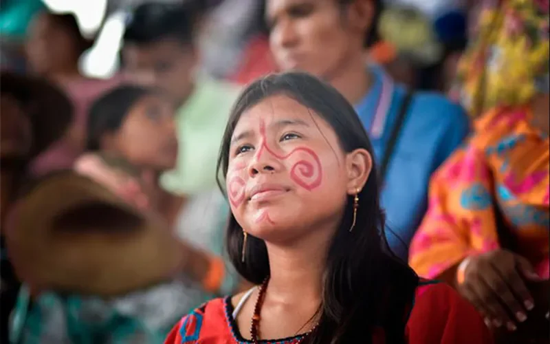 Joven Wayuu con pintura tradicional durante un encuentro cultural en el norte del país