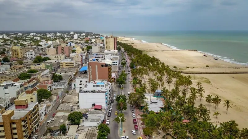 Vista aérea del centro de Riohacha con acceso directo a la playa y zonas de coworking
