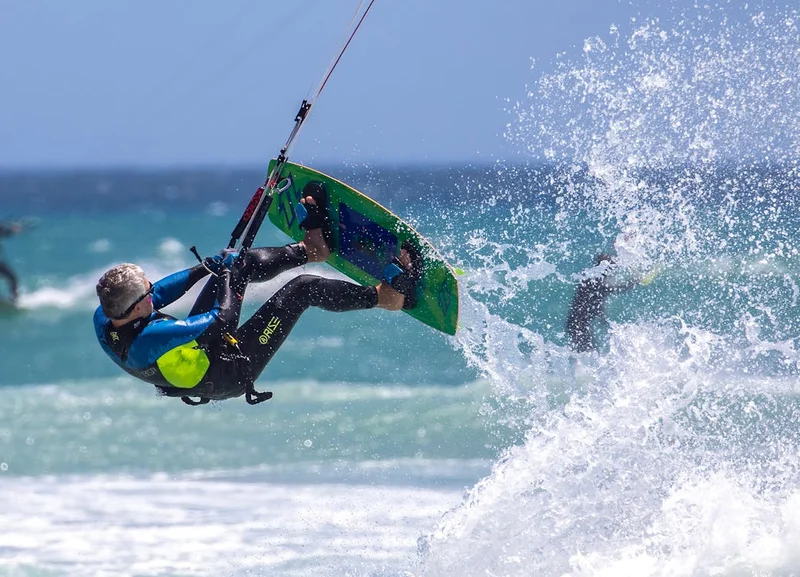 Kitesurfista realizando una maniobra aérea avanzada en aguas abiertas del Caribe colombiano