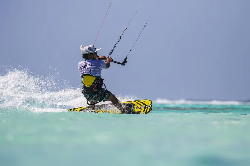 Instructor guiando una clase de kitesurf en aguas tranquilas y turquesas de La Guajira