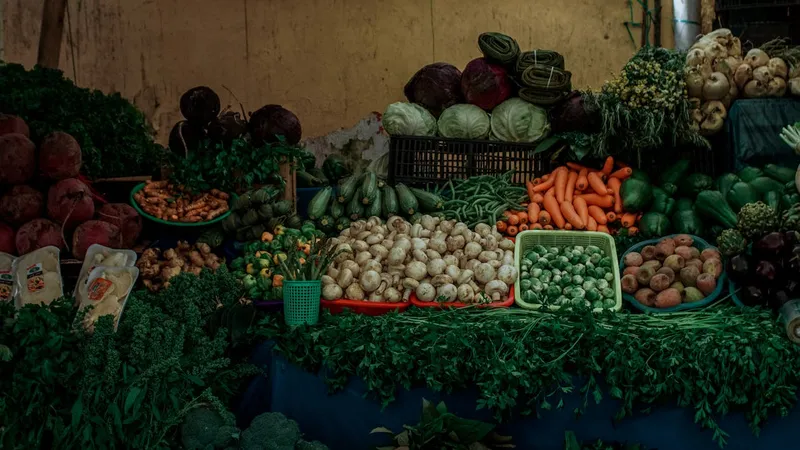 Puestos de verduras frescas en un mercado local de la costa Caribe colombiana