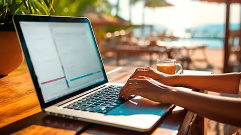 Persona usando laptop en zona cálida con buena iluminación natural y conexión activa