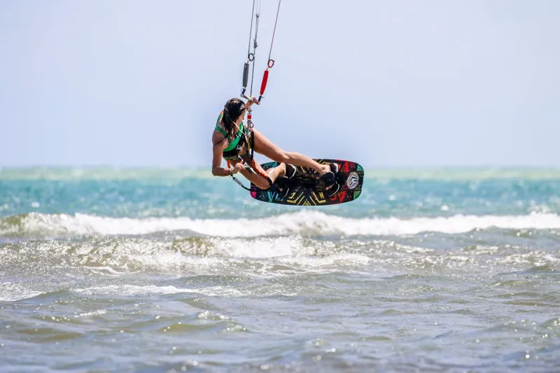 Mujer practicando kitesurf sobre el mar en Mayapo, La Guajira