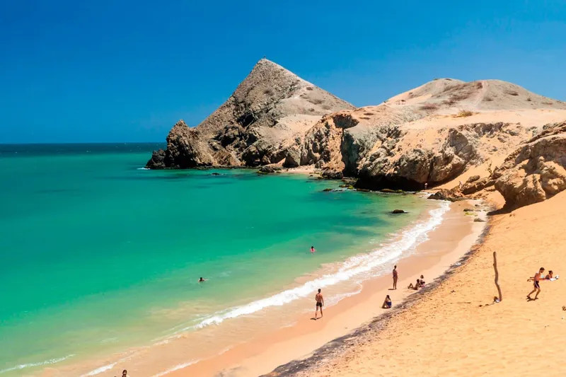 Playa del Pilón de Azúcar con arena dorada y mar turquesa en La Guajira