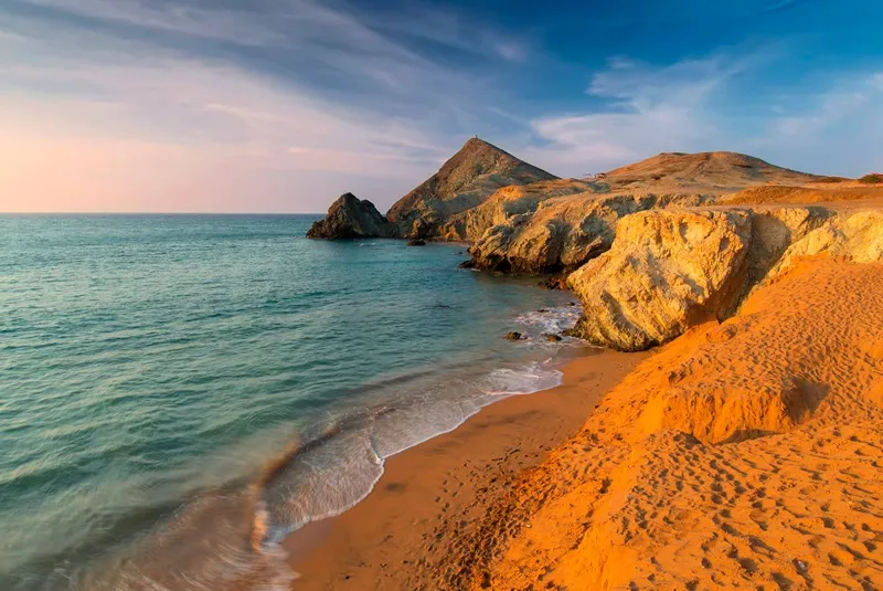 Vista costera del Pilón de Azúcar al atardecer en Punta Gallinas, La Guajira